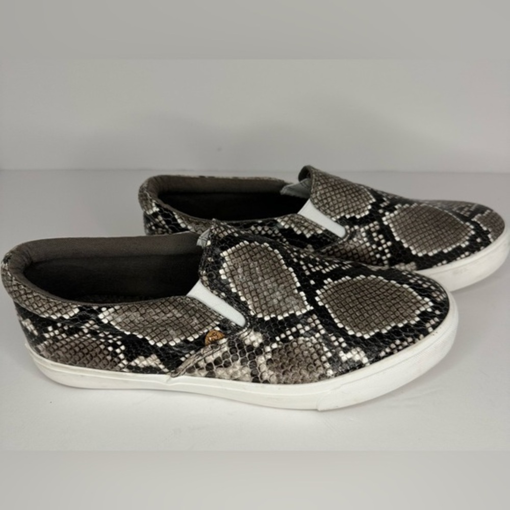 Lamo Womens Grey Snakeskin Print Slip On Sneakers Low Top Flats Size 9